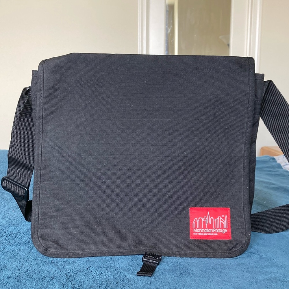 Manhattan Portage medium DJ Messenger Bag in black